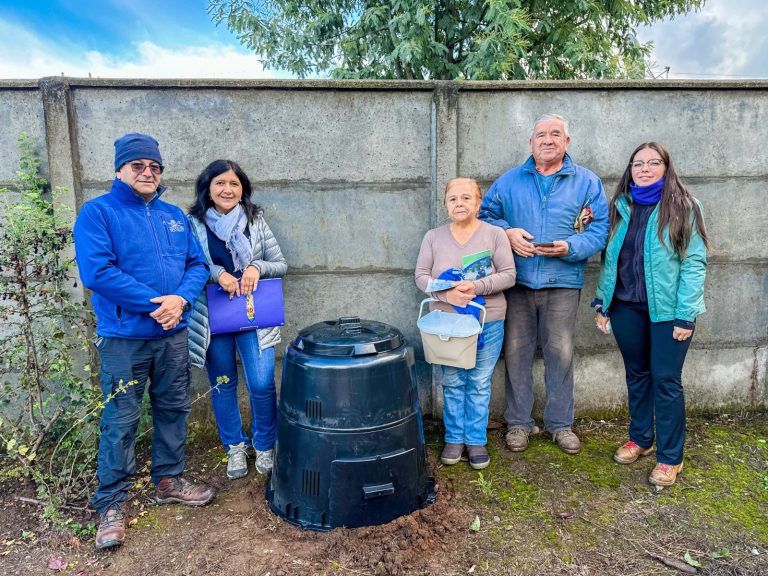 87 familias de Teodoro Schmidt obtuvieron composteras gracias al fondo de protección para el reciclaje