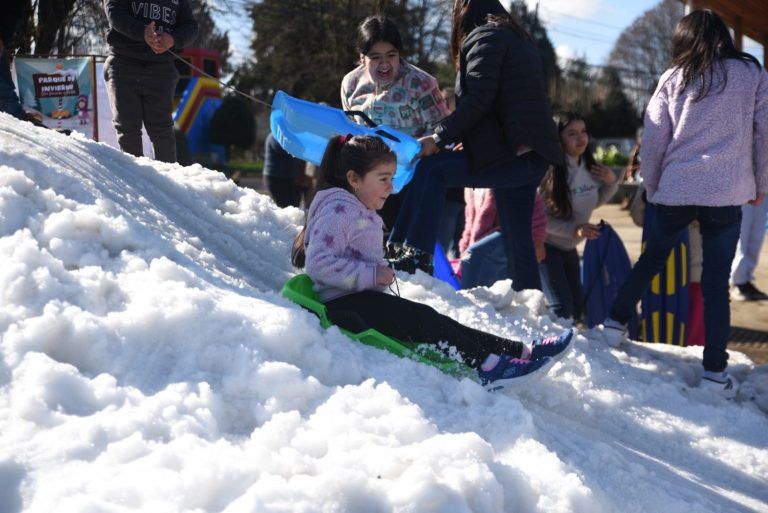 Municipio de Loncoche cumplió el sueño de muchos niños en conocer la nieve y fue en el centro de la ciudad en el día de la niñez