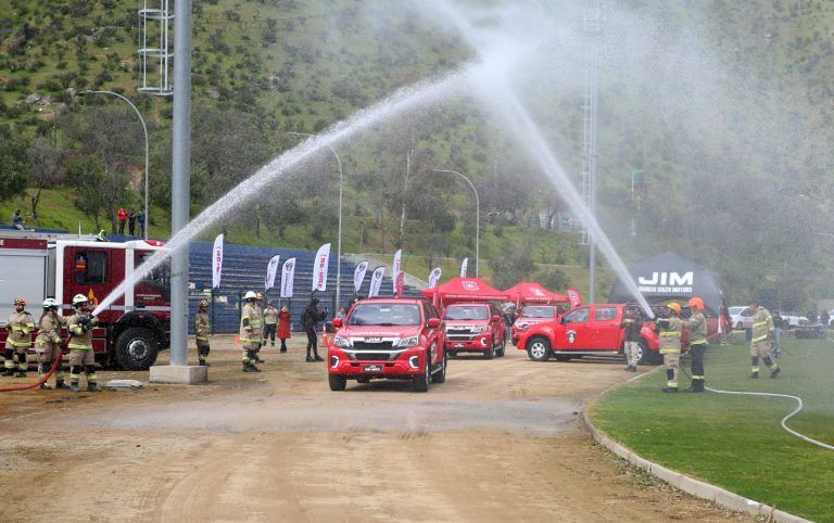 JIM entrega a Bomberos de Chile flota de 16 camionetas RE-MAX que apoyarán el trabajo de la institución desde Arica hasta Puerto Williams