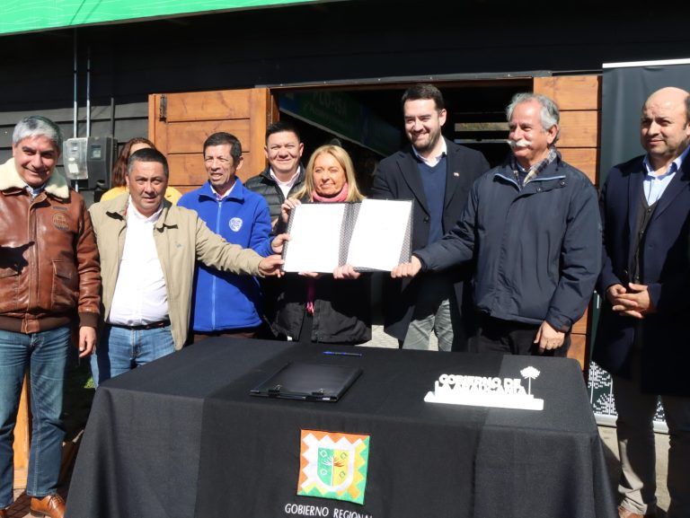 Gobernador firma mensaje para fortalecer a emprendedores de Caleta el Huilque en Saavedra