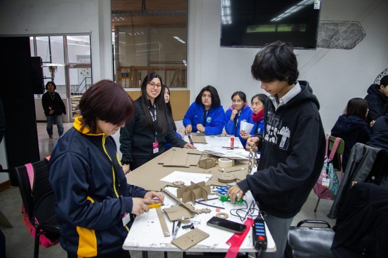 SaviaLab 2024: 70 estudiantes de La Araucanía construyen prototipo de máquina del tiempo