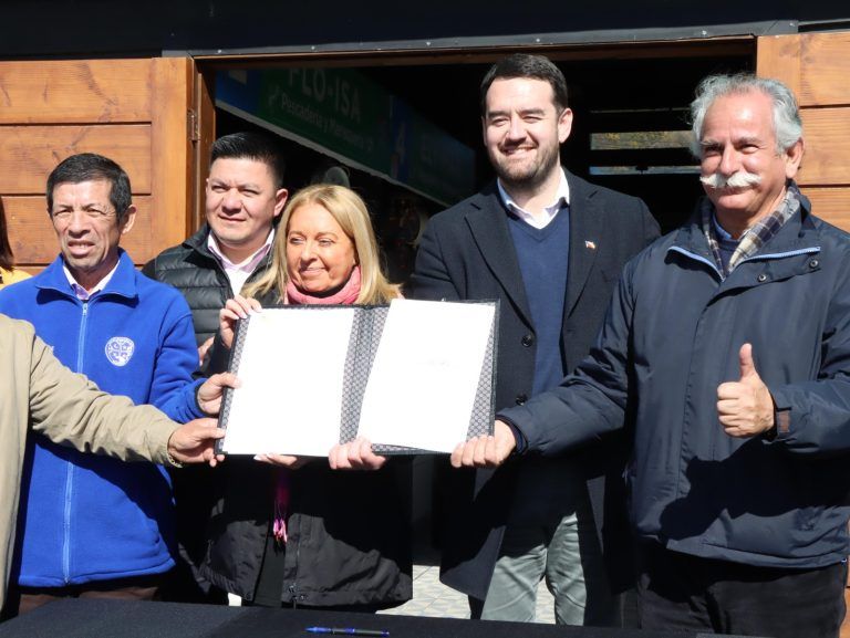 Gobernador firma mensaje para diseño del primer terminal de buses de Puerto Saavedra