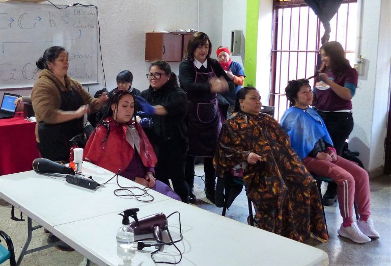 Jornada de Belleza para internas de la Cárcel de Angol