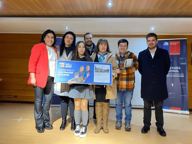 Escuela Juan Bautista Chesta de Pitrufquén recibe cheque simbólico de proyecto para mejoras de infraestructura