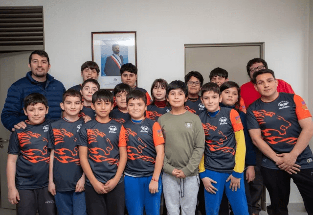 Gorbea celebra el esfuerzo deportivo entregando poleras a niños y niñas del taller de tenis de mesa