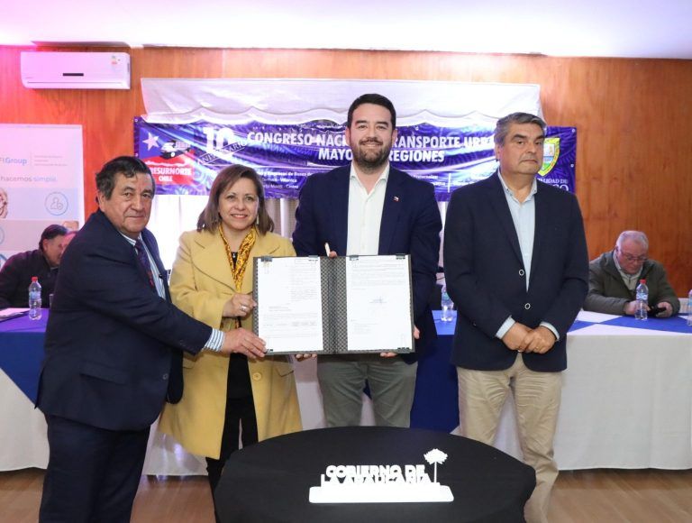Gobernador firma mensaje para la renovación y mejora del transporte público regional con foco en la electromovilidad