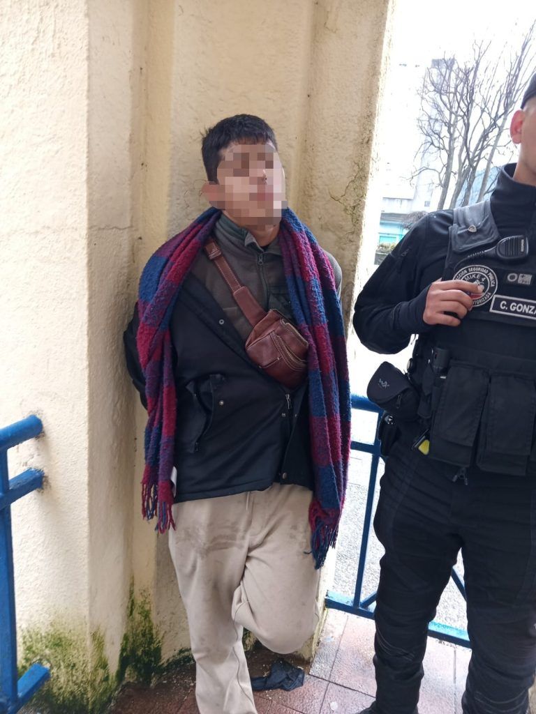 En plena transacción de drogas: microtraficante es sorprendido y detenido por inspectores municipales en plaza céntrica de Temuco