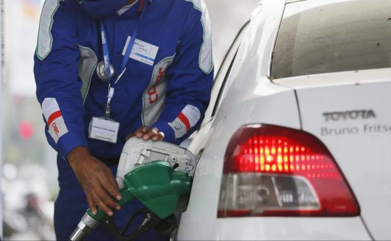 Todo más barato: combustibles y parafina bajan de precio en línea con lo adelantado por Marcel