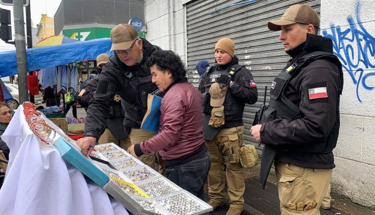18 seguro: Seguridad Pública y Carabineros fiscalizaron a vendedores ambulantes en el centro de Temuco