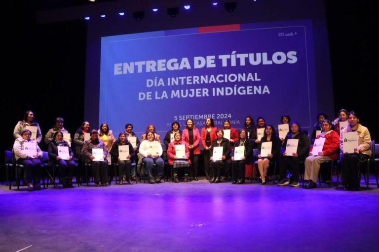 En el Día Internacional de la Mujer Indígena, ministra Sandoval encabeza masiva entrega de títulos de dominio a beneficiarias y beneficiarios Conadi