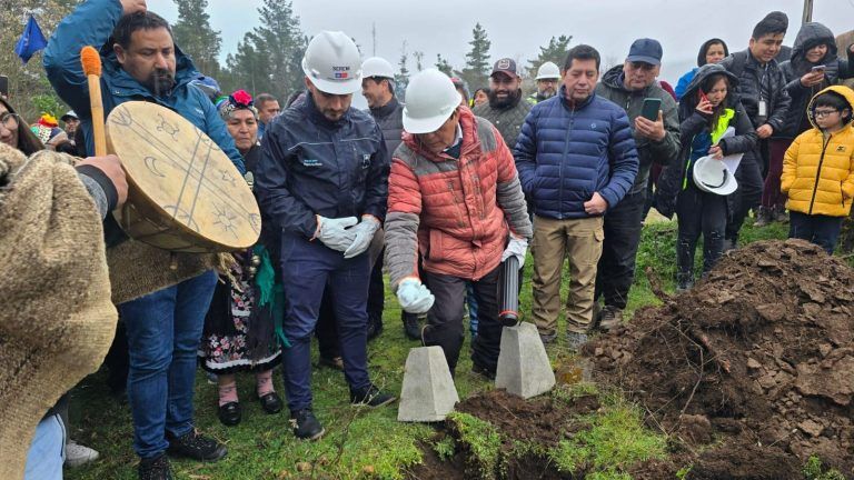 Autoridades y vecinos instalan primera piedra para pavimentación del camino al sector de Toquihue en Victoria