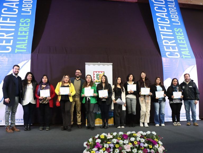 Alcalde Germán Vergara y Gobernador Luciano Rivas certifican a 1.400 emprendedores que fueron parte de los talleres laborales en Villarrica