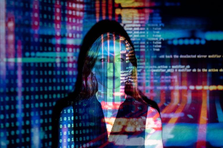 Disminuye la desconfianza de los chilenos hacia la IA y seguridad es el aspecto en que esperan que esta tecnología les sea más útil