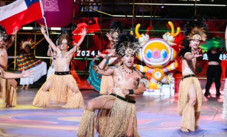 Ballet Costa Araucanía festeja el «18» en calles de Beijing y ahora competirá en Corea