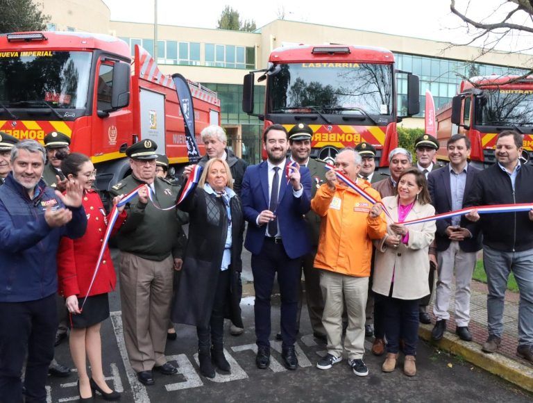 Gobernador de la Araucanía firma mensaje que permitirá el recambio de 2.385 trajes estructurales para bomberos de las 32 comunas de la Araucanía