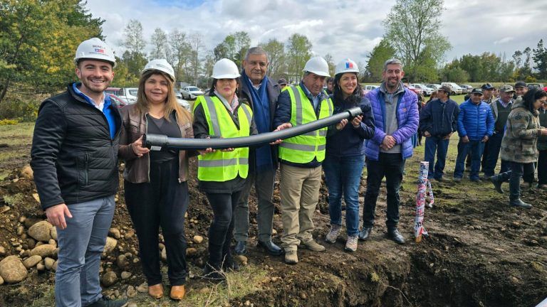 MOP y vecinos instalan primera tubería para el proyecto de agua potable rural de Pedregoso en Freire
