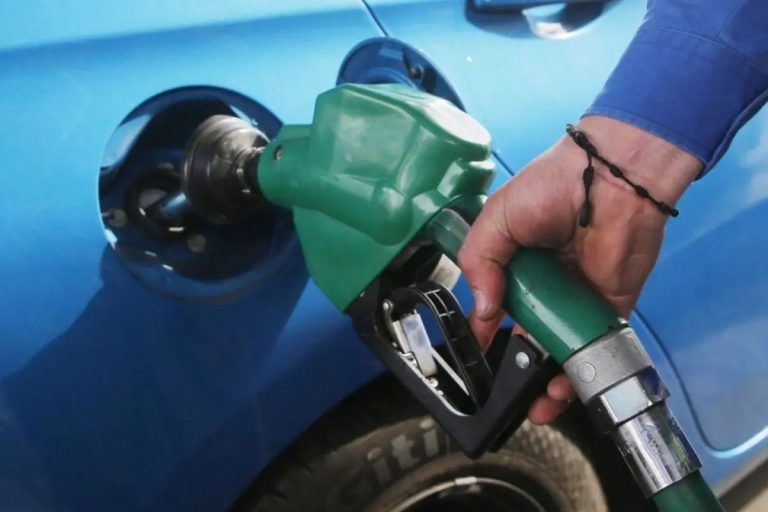 Bencinas registran importante caída en su precio: ¿cuánto bajarán por litro?
