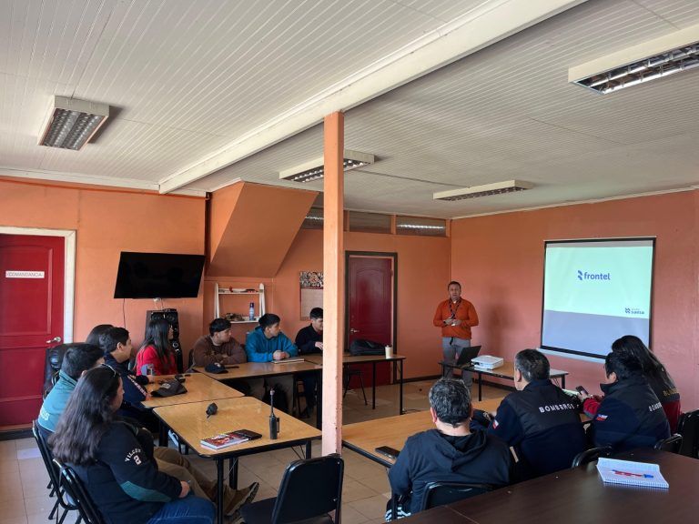 Frontel realiza charla de electromovilidad a Bomberos de Vilcún