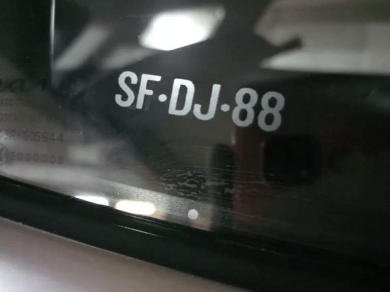Se acaba el plazo para el grabado obligatorio de patentes en espejos y ventanas de vehículos