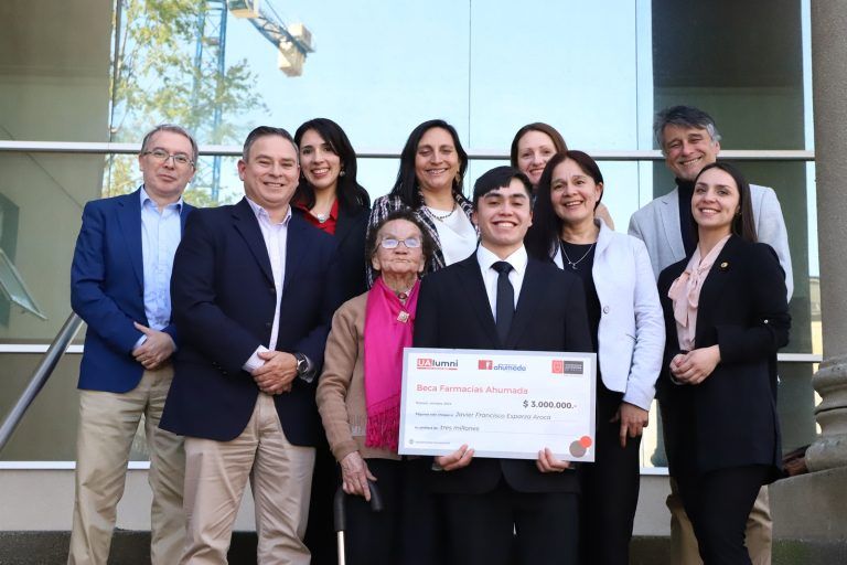 Estudiante de Química y Farmacia de la U. Autónoma recibe beca de Farmacias Ahumada