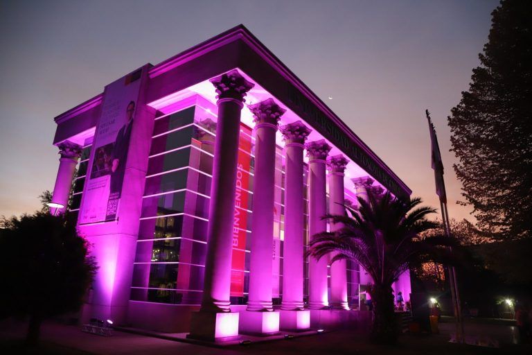 La U. Autónoma se une a la lucha contra el cáncer de mama iluminando su edificio principal de rosa