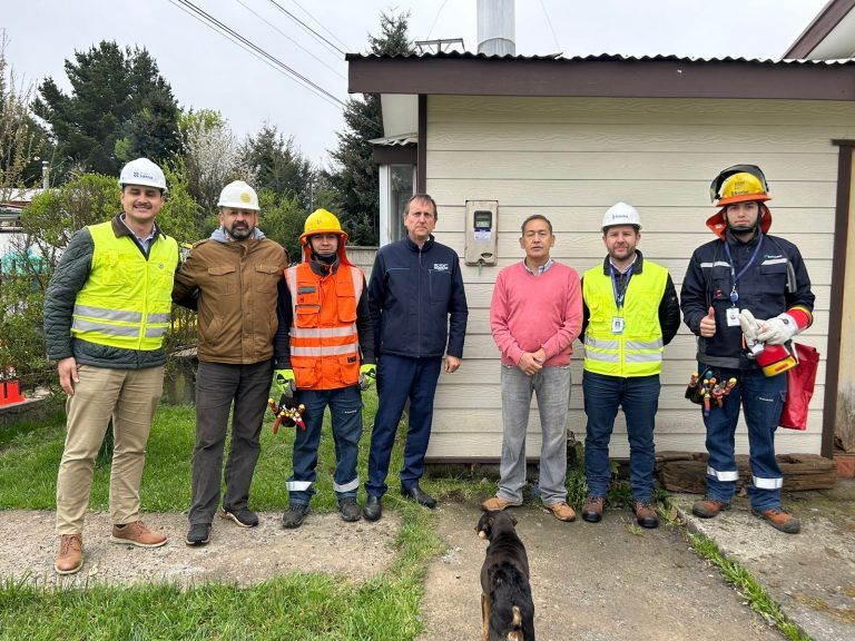 Frontel junto a SEC instala el primer medidor remoto a vecino electrodependiente de Cunco