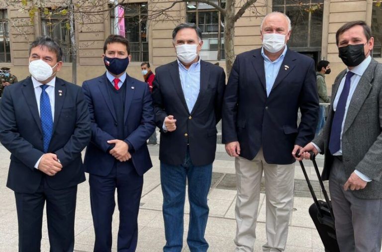 Diputados Henry Leal, Miguel Becker y Miguel Mellado en Temuco enfrentan críticas por dubitativo Punto de Prensa