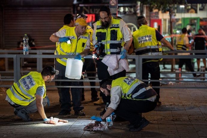 Aumentan a seis los muertos por un atentado en una estación de tranvía de Tel Aviv