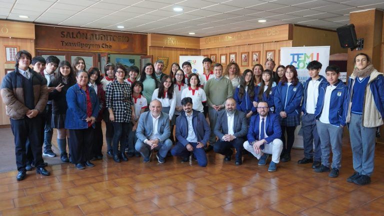 Municipio de Temuco entrega becas a 21 alumnos para gira internacional de 17 días a Europa
