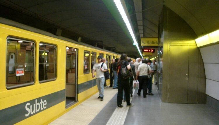 Transportistas de aviones, trenes y barcos de Argentina convocan a paro nacional
