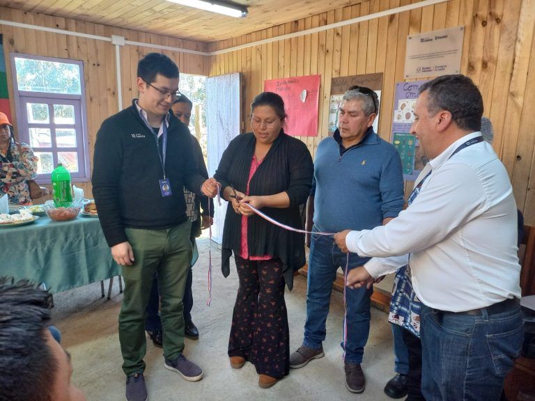 Frontel apoya a vecinos con la iluminación de sede comunitaria de sector rural de Puerto Saavedra