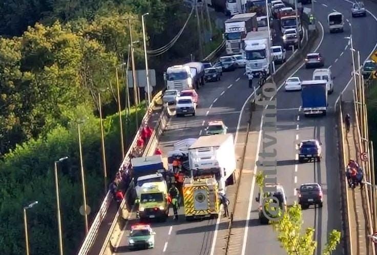 Cuádruple colisión dejó un conductor atrapado y lesionado