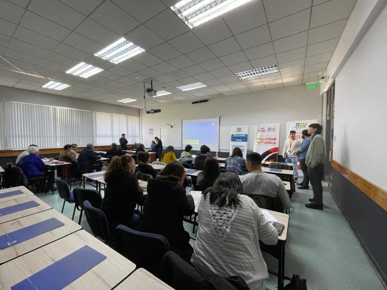 Dirigentes vecinales y efectivos policiales se capacitan en mediación comunitaria