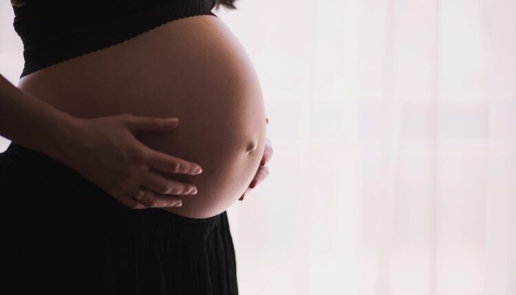 Avanza en el Congreso proyecto que aumenta al doble el permiso postnatal parental