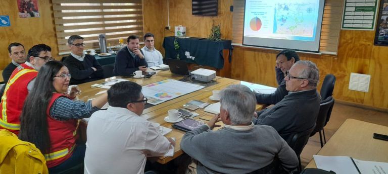 CONAF lidera reunión de coordinación público-privada para enfrentar temporada de incendios forestales