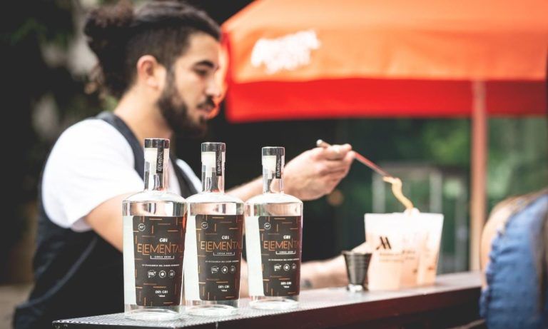 Sólo con 7 botellas: esta es la manera de crear tu primer bar en casa