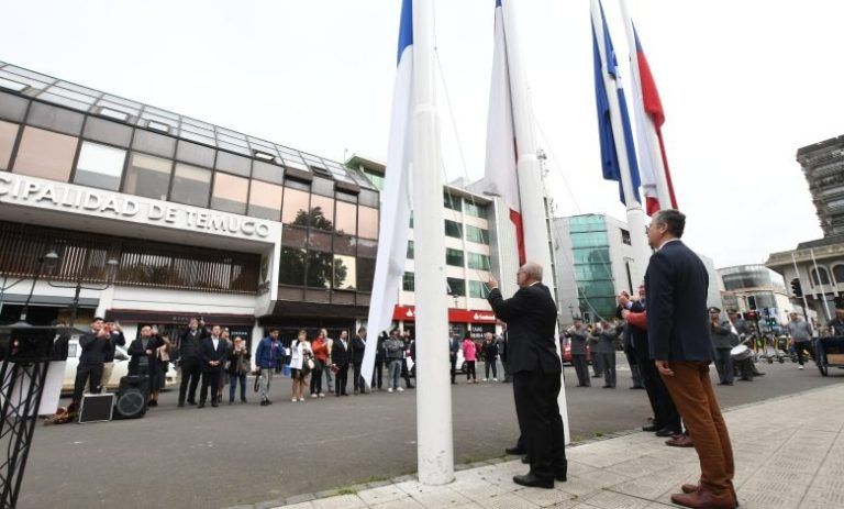 Municipalidad de Temuco Iza la Bandera de Las Iglesias Evangélicas en la Plaza Aníbal Pinto