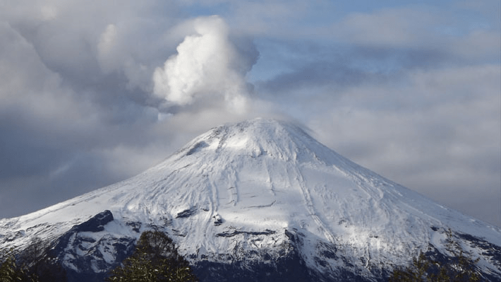 Se modifica perímetro de seguridad en las comunas de Villarrica, Pucón y Curarrehue, Región de La Araucanía y comuna de Panguipulli, Región de Los Ríos, por actividad del volcán Villarrica