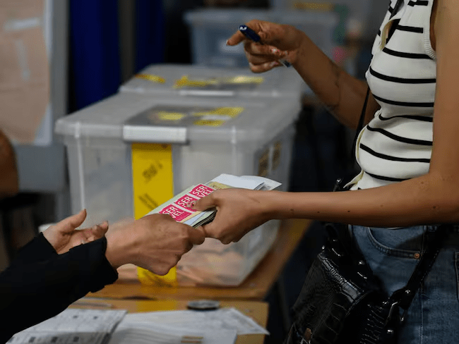 Votos quedan resguardados en habitación segura y vigilada: puertas, ventanas y urnas tienen sello para evitar vulneración