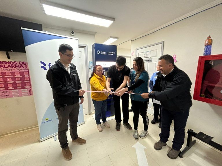 Frontel entregó dos totéms de carga para celulares a centros de salud de Melipeuco y Trovolhue