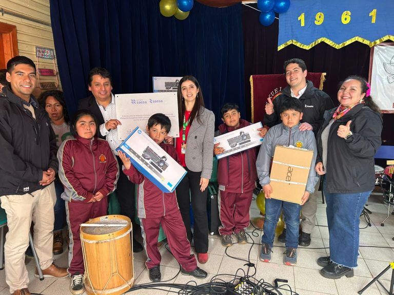 Saesa premia a Escuela Rural Reducción Antilhue en Lanco por ganar competencia de eficiencia energética