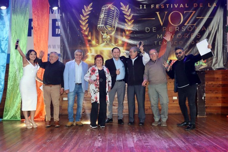 Cantantes de Temuco mostraron su talento en preliminares del Segundo Festival de la Voz de Personas Mayores