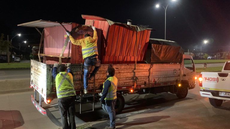 Operativo nocturno: municipalidad de Temuco retira food trucks ilegales de la vía pública