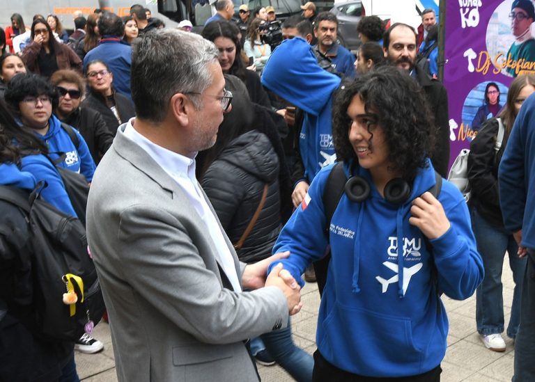 La educación municipal abre fronteras: 50 estudiantes de Temuco parten a Nueva Zelanda en masiva salida pedagógica