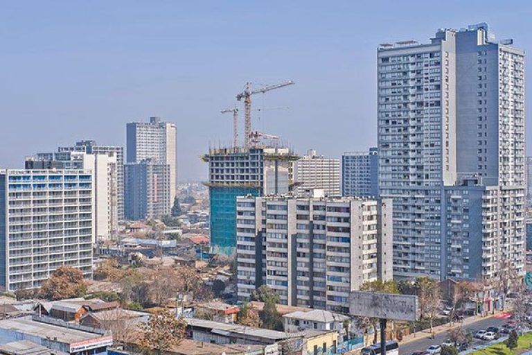 Vecinos de Estación Central irán a la justicia para impedir permisos a edificios fantasmas