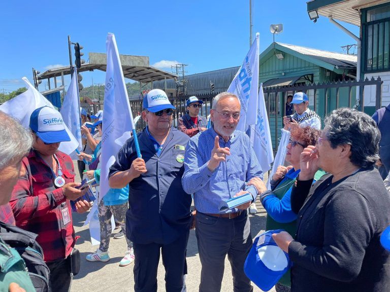 René Saffirio inició cierre de campaña con extenso recorrido por la Feria Pinto acompañado de locatarios y dirigentes