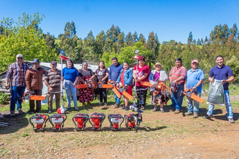 Entrega de maquinarias e insumos agrícolas en Teodoro Schmidt