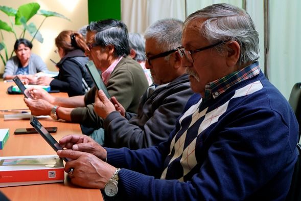 Personas mayores de Temuco completan exitoso taller digital y reciben tablets gracias a fondos regionales
