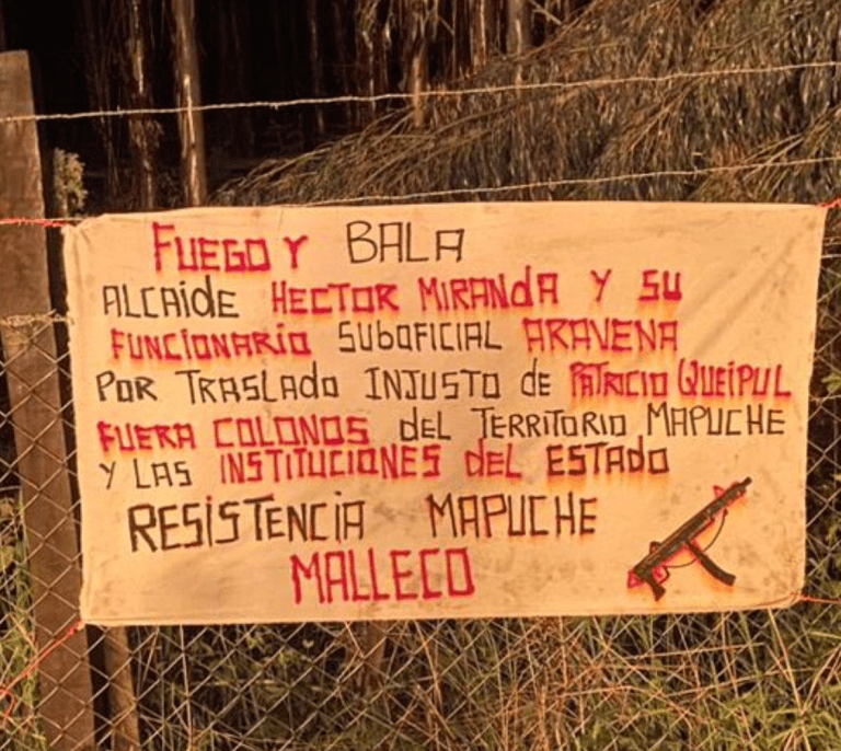 “Fuego y bala” decían los carteles que dejaron estos terroristas de la RMM cuando quemaron dos casas de personas inocentes en la Región de La Araucanía.