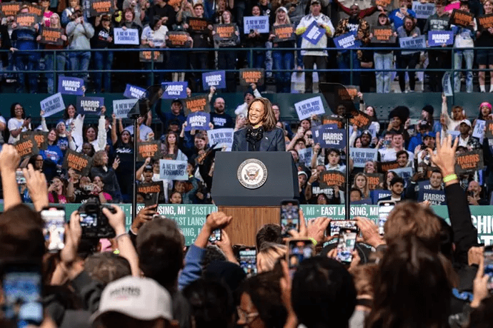 Harris se concentra en Pensilvania y Trump viaja por tres estados en el último día de campaña